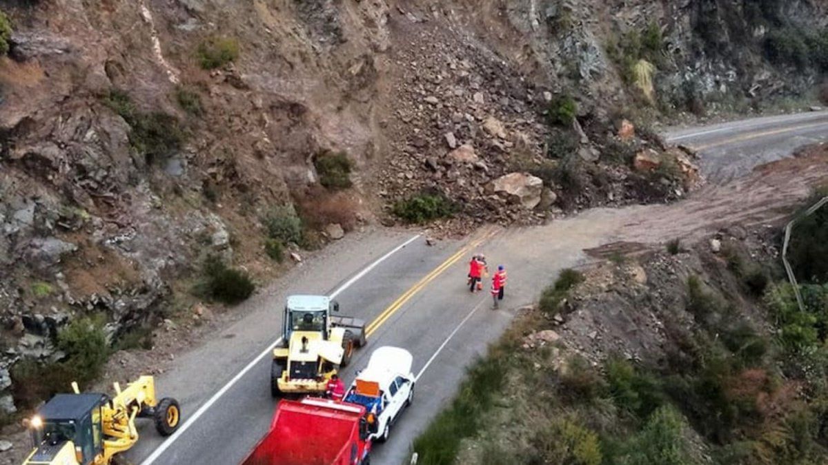 La Ruta 40 está cerrada por derrumbe en el camino de los Siete Lagos, en plena temporada de invierno
