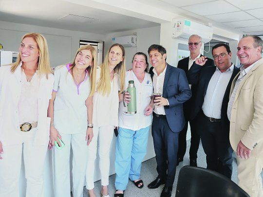 Gestión. Axel Kicillof, acompañado por el ministro de Salud, Daniel Gollán, inauguró ayer en Brandsen un Centro de Atención Primaria.