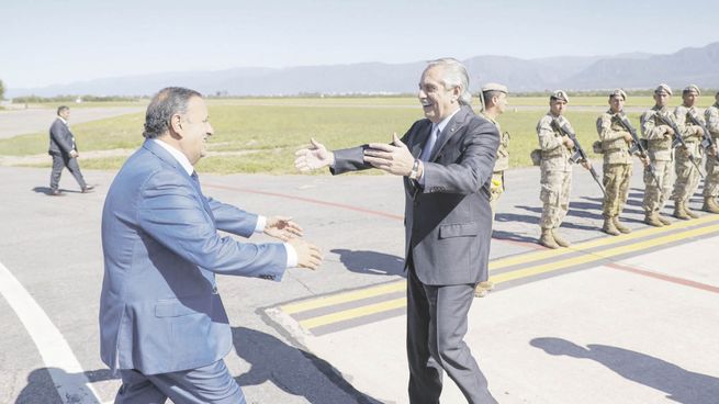 festejo. Alberto Fernández nacionalizó la victoria de Quintela al llegar a la provincia luego de la victoria del peronismo en las elecciones provinciales. El próximo domingo el FdT pone en juego otros cinco distritos.