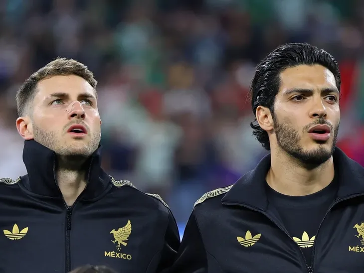 Santiago Giménez y Raúl Jiménez, junto a Julián Quiñones, son las piezas que completarían un frente ofensivo con variantes, presencia física y capacidad de definición. Santiago Giménez y Raúl Jiménez, junto a Julián Quiñones, son las piezas que completarían un frente ofensivo con variantes, presencia física y capacidad de definición.