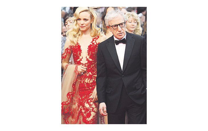 Woody Allen y Rachel McAdams ingresan anoche a la apertura de Cannes. A la izq., Bernardo Bertolucci recibe la Palma de Oro de manos del presidente del festival, Gilles Jacob.