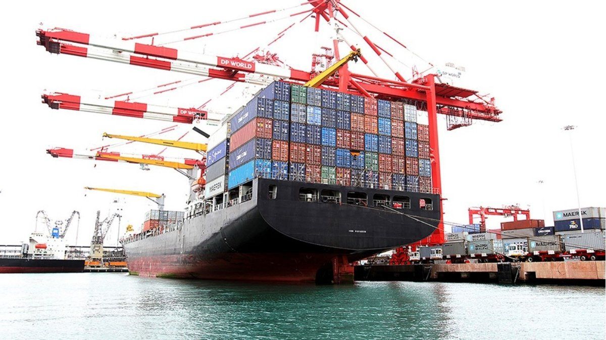 The trade balance started the year with a deficit of US$484 million