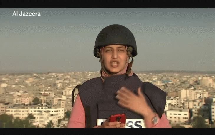 Gaza: una periodista transmitía en vivo cuando un misil destruyó un edificio