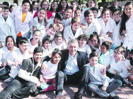 democracia. Macri, ayer, con niños de escuelas estatales de provincia de Buenos Aires.
