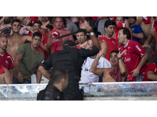 La Policía pegándole a los hinchas de Independiente.