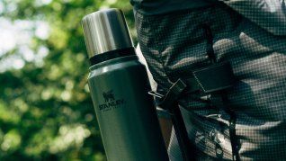 Un supermercado está ofreciendo termos Stanley con grandes rebajas. Un supermercado está ofreciendo termos Stanley con grandes rebajas.