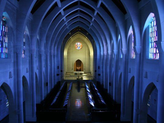 La Iglesia Católica en todo el mundo se vio sacudida por una ola de escándalos de abusos de menores, que dieron lugar a la apertura de investigaciones judiciales.