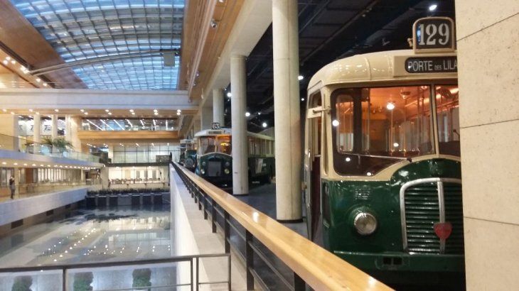 La sede de RATP Group es de acceso público porque conecta con la estación de metro. Allí se conservan los primeros autobuses de la compañía en París.