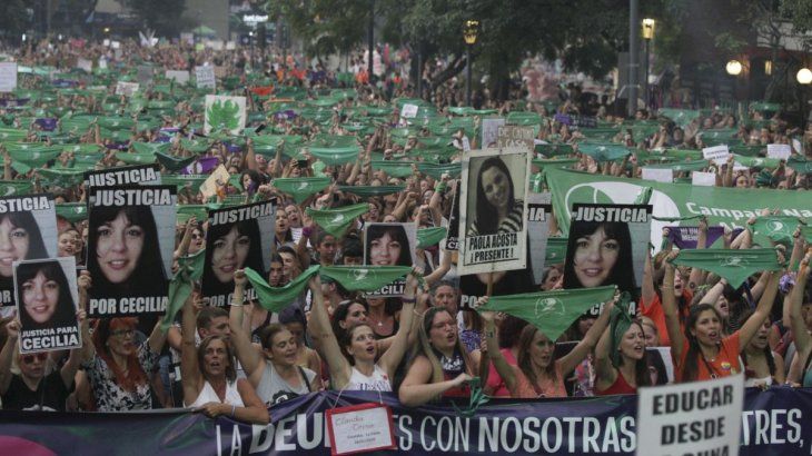 La marcha de mujeres fue multitudinaria en el Congreso de la Nación.