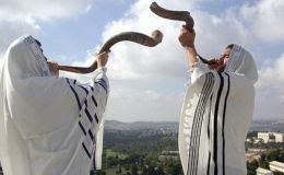 La festividad señala el inicio de un período de diez días de reflexión hasta el Yom Kipur o Día del Perdón. La festividad señala el inicio de un período de diez días de reflexión hasta el Yom Kipur o Día del Perdón.