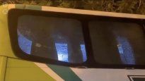 hinchas de tigre apedrearon el micro de su equipo al confundirlo con el de san pablo