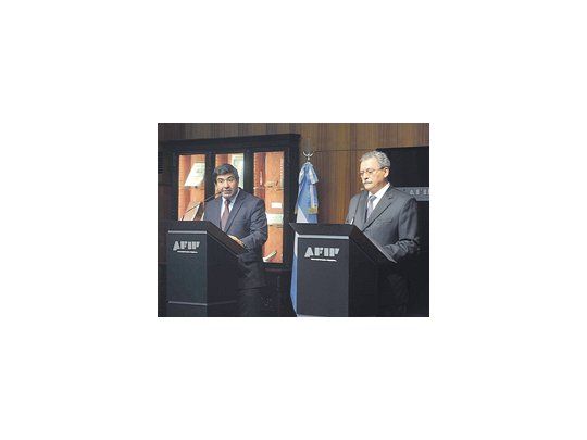 El titular de la AFIP, Ricardo Echegaray; y el secretario de Hacienda, Juan Carlos Pezoa, fueron los encargados de informar ayer los ingresos del fisco en junio.