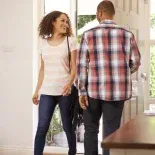 Hay personas que no quieren recibir visitas en sus hogares y la psicología explica la razón. Hay personas que no quieren recibir visitas en sus hogares y la psicología explica la razón.