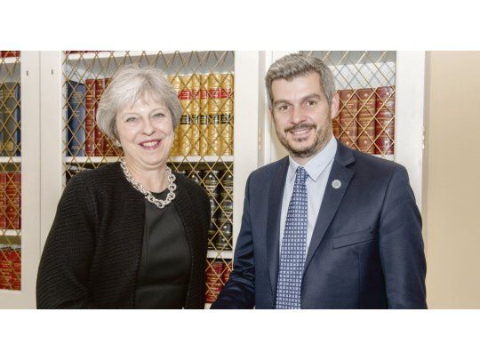 Acuerdo. Theresa May con Marcos Peña ayer en Londres. Será la segunda visita de un mandatario británico desde la Guerra de Malvinas.
