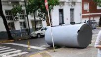 El tanque de agua, tras caer desde un edificio