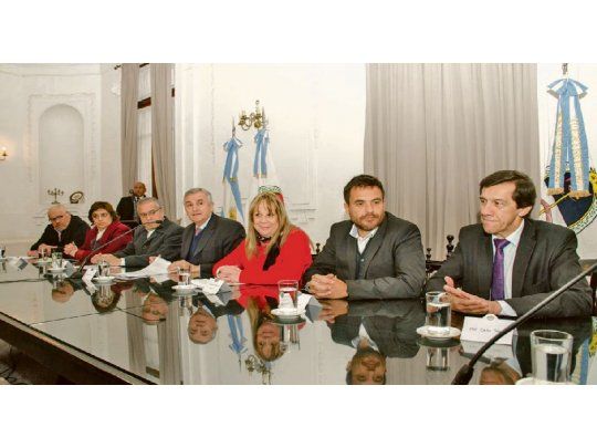 Estrategia. Morales, durante la presentación del plan junto a buena parte de sus ministros (entre ellos, el de Hacienda y Finanzas, Carlos Sadir, y de Desarrollo Económico y Producción, Juan Carlos Abud Robles).
