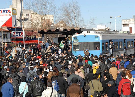 Graves incidentes en Castelar y Merlo por demoras con los trenes (foto 3)
