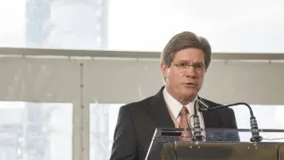 Ganó miles de millones, pero también recompensó a quienes le ayudaron a obtener ese dinero. Ganó miles de millones, pero también recompensó a quienes le ayudaron a obtener ese dinero.