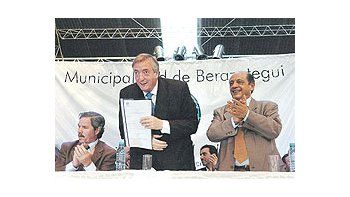Néstor Kirchner, en un acto en Berazategui, rodeado por el gobernador Felipe Solá y el intendente Juan José Mussi, embistió contra el turismo, la Sociedad Rural yCARBAP por la inflación.