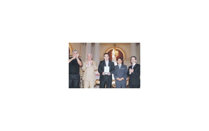 Los legisladores Roberto Quatromano, Dante Gullo y Cristian Ritondo, quien recibió ayer el premio que otorga la revista El Parlamentario al diputado más laborioso del año.