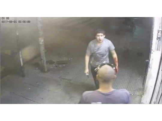 El ataque. En el kiosco había cámaras, por lo que el asesinato quedó grabado y se constató que la víctima fue atacada por sorpresa.