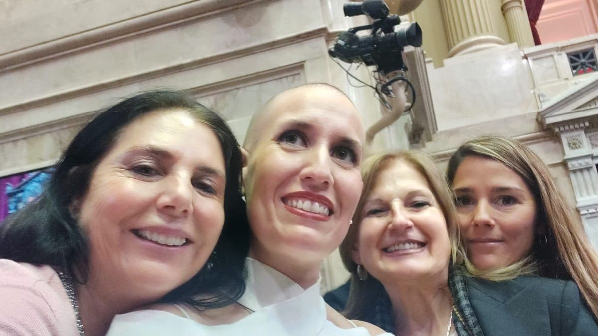 The radical deputy who faces cancer went to session and received support on social networks