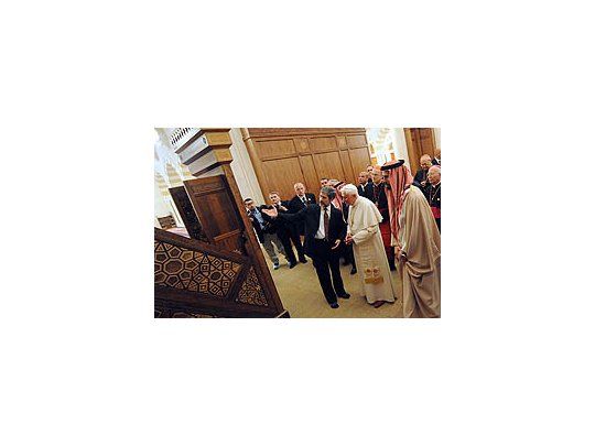 Benedicto XVI no se quitó los zapatos, como es tradición, al ingresar a la mezquita.