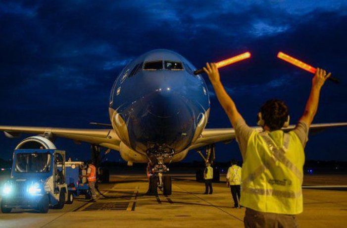 En pista: el decimosexto vuelo de Aerolíneas Argentinas a Moscú al arribar a Ezeiza. En pista: el decimosexto vuelo de Aerolíneas Argentinas a Moscú al arribar a Ezeiza.