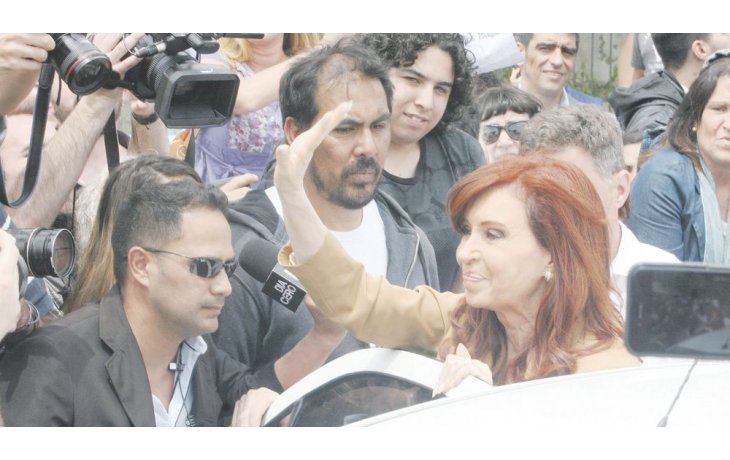 ámbito.com | Declaración. Cristina de Kirchner entró ayer a Comodoro Py para declarar frente al juez Julián Ercolini rodeada de militancia, legisladores y dirigentes del Frente para la Victoria.