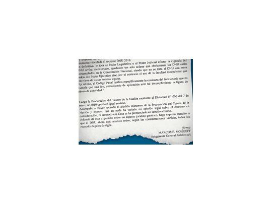 Facsímil del dictamen que defendió el uso de las reservas, elaborado por el subgerente general jurídico del BCRA.