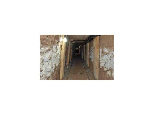 El túnel, descubierto en la demarcación de Mesa de Otay, en Tijuana, cruza la frontera y tiene iluminación y ventilación.