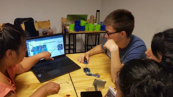 Luego de cada capacitación, la fundación acompaña durante un seis meses a jóvenes que egresan.
