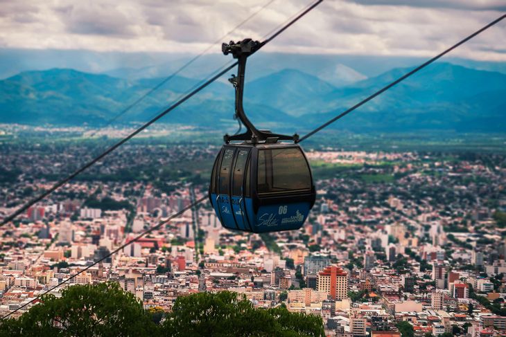 Teleférico San Bernardo en Salta: conecta el Parque San Martín con la cima del cerro y ofrece una vista panorámica de la ciudad, con fuerte valor turístico y aporte a la integración urbana