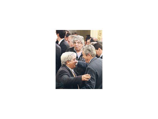 Hugo Moyano, ayer en Casa Rosada, durante la asunción de Juan Manzur: un carnaval de perdedores con Julio Piumato y Carlos Kunkel.