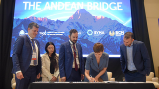 El acuerdo fue firmado por Jimena Latorre, ministra de Energía y Ambiente; Luis Romano, presidente de la Bolsa de Comercio de Mendoza; Guillaume Legare, director para Sudamérica de la Bolsa de Valores de Toronto (TSX); Julieta Artal Conte, líder de Gobierno Corporativo y Sustentabilidad de BYMA, y Stelios Papagrigoriou, presidente de IN-VR. El acuerdo fue firmado por Jimena Latorre, ministra de Energía y Ambiente; Luis Romano, presidente de la Bolsa de Comercio de Mendoza; Guillaume Legare, director para Sudamérica de la Bolsa de Valores de Toronto (TSX); Julieta Artal Conte, líder de Gobierno Corporativo y Sustentabilidad de BYMA, y Stelios Papagrigoriou, presidente de IN-VR.