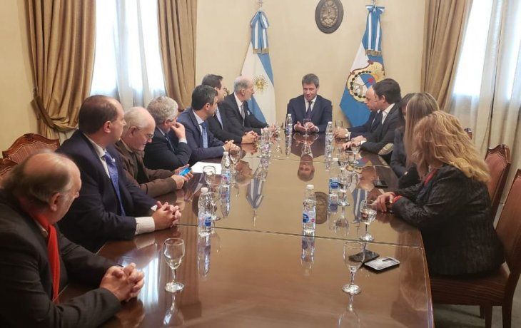 La reunión se desarrolló en la Casa de Gobierno provincial.