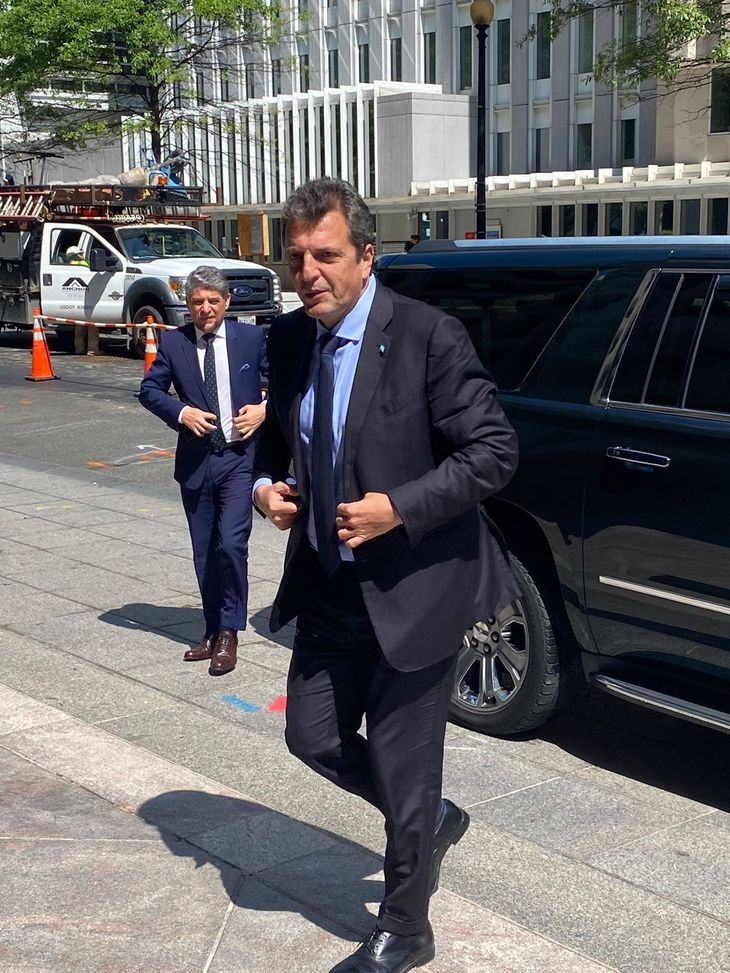 Massa entrando a la sede del FMI