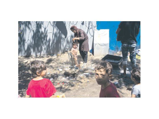 CONDICIONES INHUMANAS. Los refugiados son dejados a su suerte por el Gobierno húngaro que, desde el año pasado, viene implementando medidas que atentan contra la dignidad de las personas, según denuncian ONG.