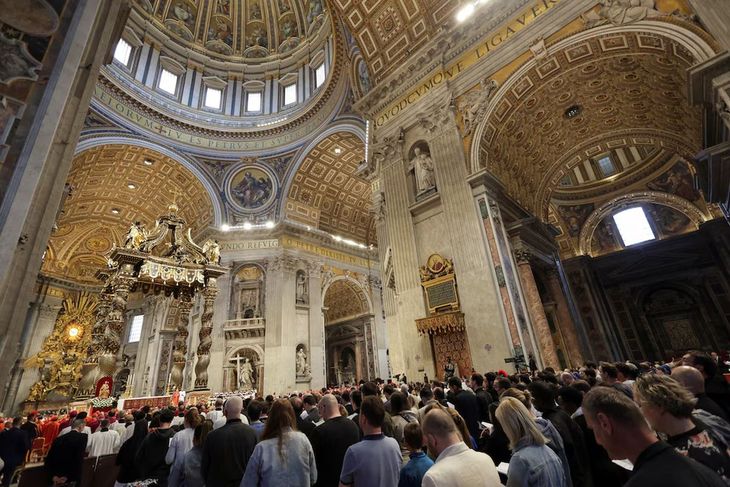 Tras la tradicional misa, las puertas de la Capilla Sixtina se cerrarán a las 11:30. Tras la tradicional misa, las puertas de la Capilla Sixtina se cerrarán a las 11:30.