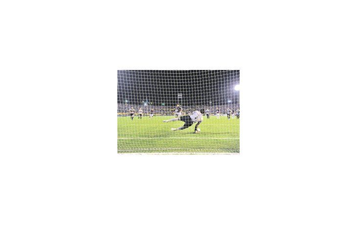 Ya salió el remate del uruguayo Juan Manuel Salgueiro, pero su compatriota Sebastián Sosa le atajó el penal. Fue una de las pocas situaciones de gol del partido.