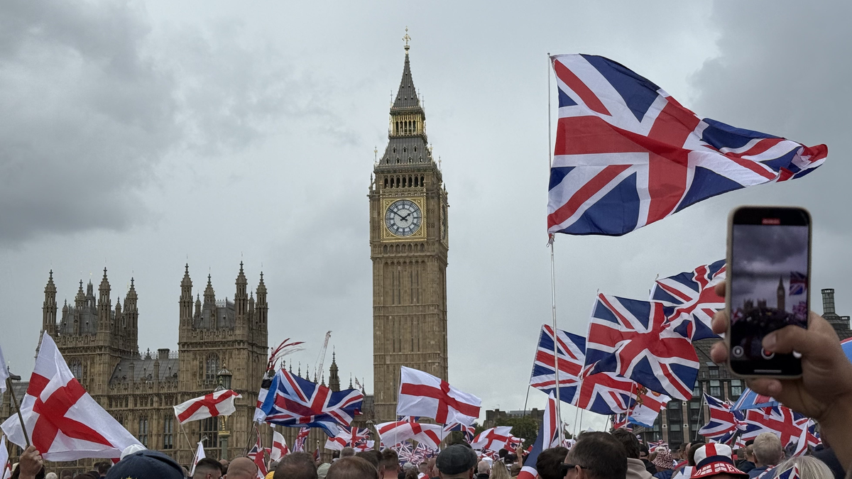 More than 110,000 people filled London in the largest anti -immigration march in recent years