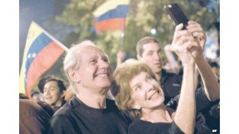 ámbito.com | Los simpatizantes de la oposición venezolana festejaron entre lágrimas el resultado de la elección parlamentaria del domingo, que cambia el escenario en el país. Sin embargo, el futuro traerá numerosas acechanzas.