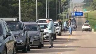 Al momento de cruzar la frontera, algunos países podrían pedir pasaje de regreso, una carta de invitación o dinero para estadía. Al momento de cruzar la frontera, algunos países podrían pedir pasaje de regreso, una carta de invitación o dinero para estadía.