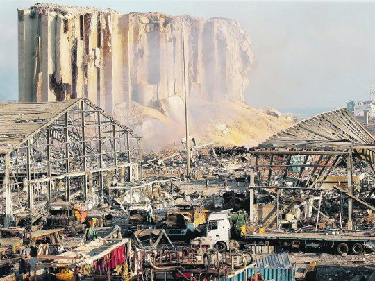 CATÁSTROFE. El estallido dejó un cráter de 200 metros en el puerto. Las reservas de granos del país se vieron severamente afectadas, dado que la mayoría de los silos fueron dañados.&nbsp;