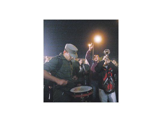 Por la tarde, la banda de Gendarmería se plegó también a la protesta. A última hora seguian tocando en las escalinatas del Edificio Centinela.