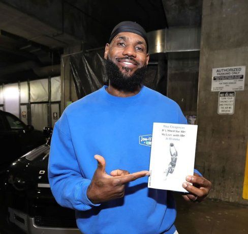 El jugador dejó Los Ángeles Lakers y hoy es la nueva estrella de los Philadelphia 76ers.