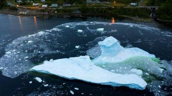 Un iceberg se desploma cerca de Kings Point, en Terranova, Canadá, el pasado 5 de julio.