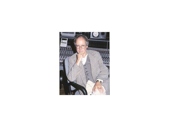 John Barry ganó cinco Oscar por bandas sonoras de films como «Africa mía», pero lo que lo hizo mundialmente famoso fue haber musicalizado más de diez películas del agente 007.