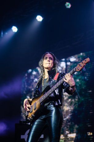 Brenda Martín, the owner of the bass. Brenda Martín, the owner of the bass.