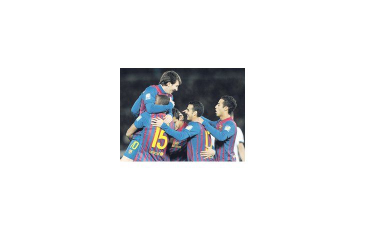 Messi se cuelga de Keita, autor del tercer gol de Barcelona. El rosarino le entregó una gran asistencia al maliense para que amplíe el marcador.